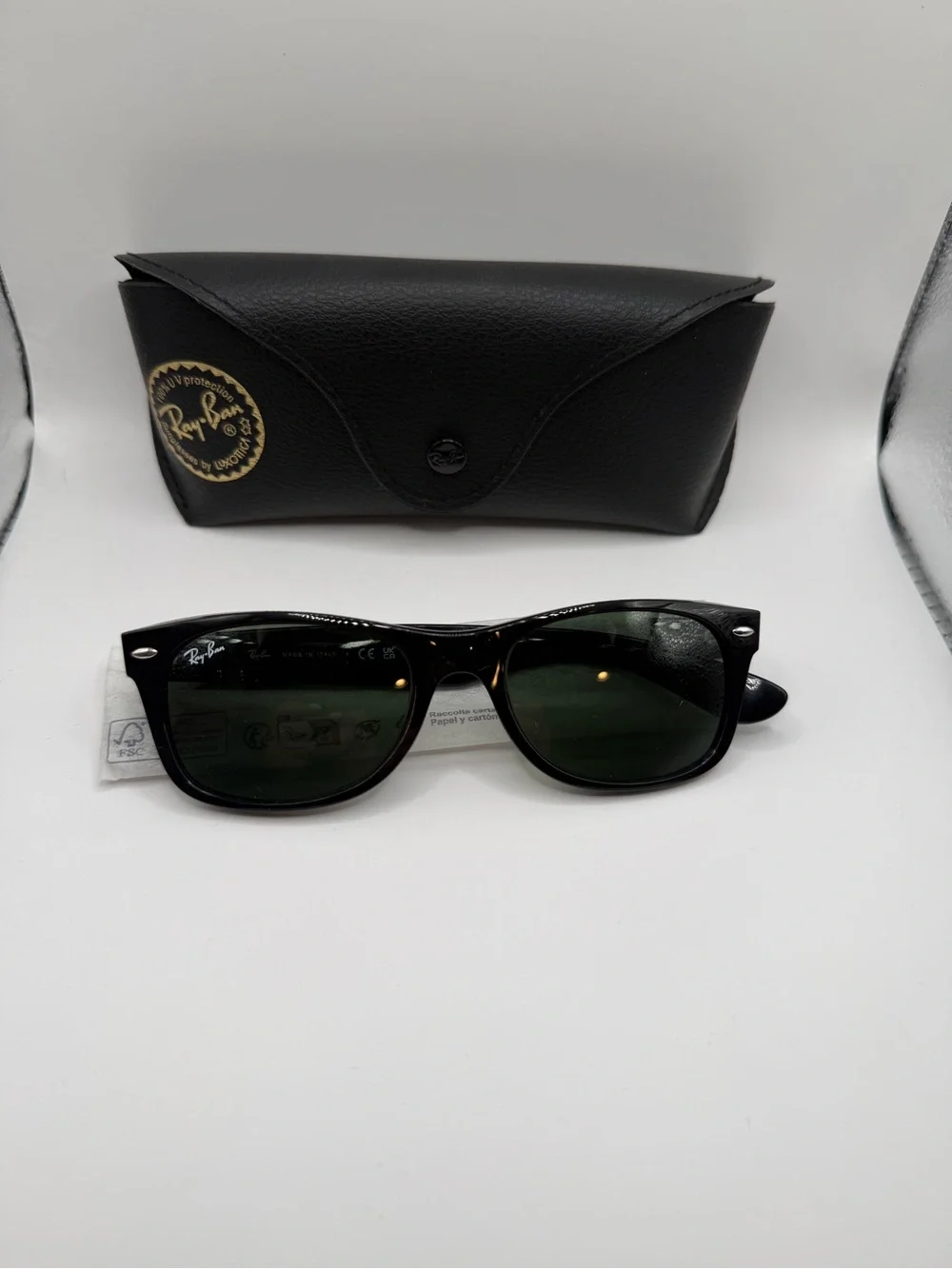 Ray-Ban New Wayfarer Sunglasses * No Dust Cloth Or Booklet* RB2132 901 51/18